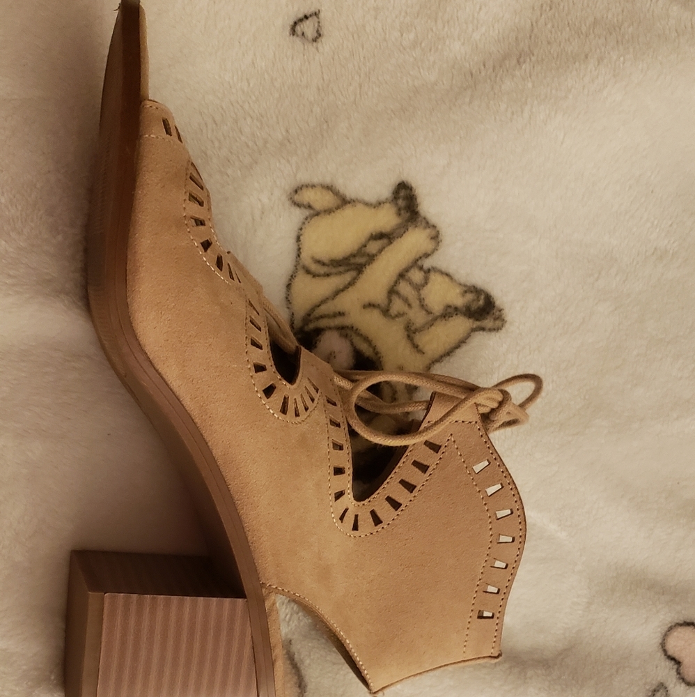 Lace up shoes